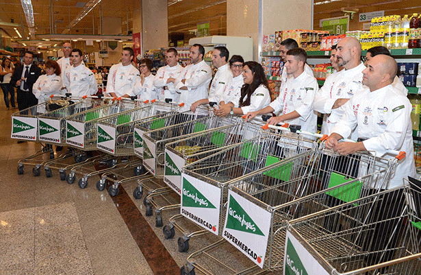 Los cocineros, preparados para la compra en el supermercado de El Corte Inglés