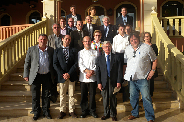 Rafael Ansón posa con los miembros de la Academia de Gastronomía de Tenerife, el chef Jesús González y el periodista gastronómico José L. Conde