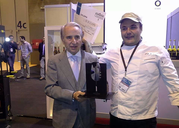 Francisco López Canís, presidente del Grupo Gourmets entrega el premio a Jorge Bosch