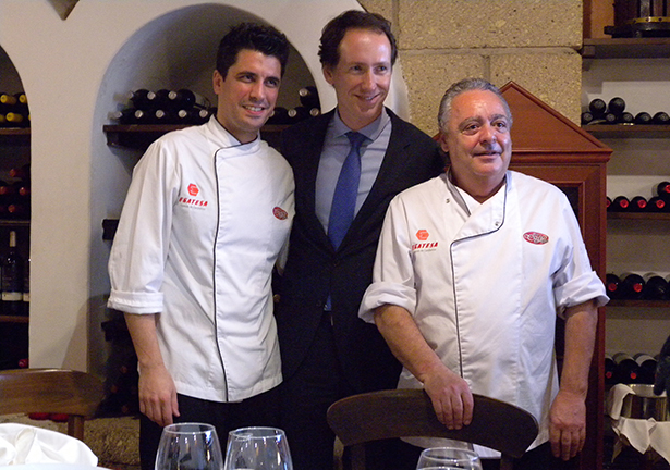 Miguel Torres, con los chefs del Mesón Clavijo 38 | Foto: J.L.C.