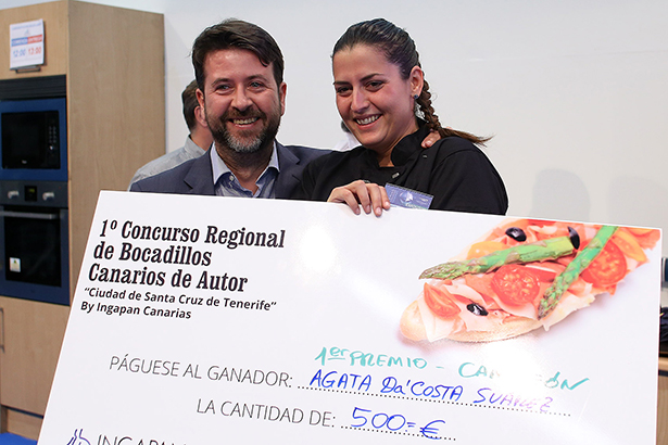 Carlos Alonso, presidente del Cabildo de Tenerife, con la ganadora del concurso de bocadillos de autor, Ágata Da'Costa Suárez