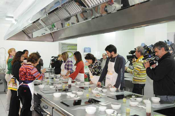 Alumnos en un aula de cocina