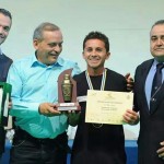 El consejero del Cabildo Efraín Medina entrega el premio a Jonathan Rodríguez, del hotel Marylanza, ganador de la categoría joven