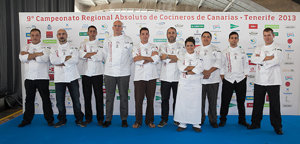 Foto de familia de los cocineros que optan al título | Foto: Salón Gastronómico