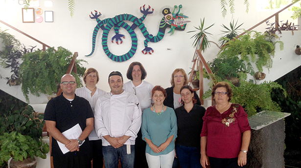 Foto de familia del chef Jorge Bosch con los profesionales que asistieron al curso