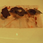 Papada de cerdo negro, cortada en finas y casi transparentes lonchas, con trufa y huevo | Foto: J.L.C.
