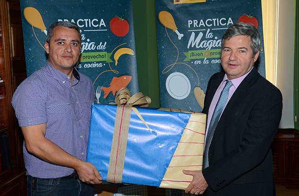 Fernando Burgaz entrega el premio a José Luís Zuya | Foto: Magrama