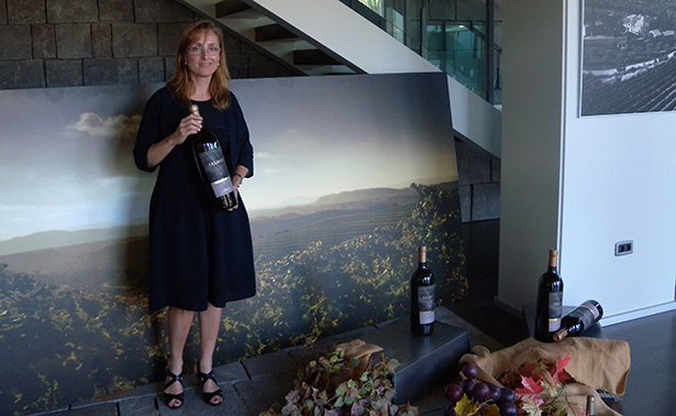 Mireia Torres posa con una botella del vino Jean Leon en la sede de Bodegas Torres en Tenerife | Foto; J.L.C.