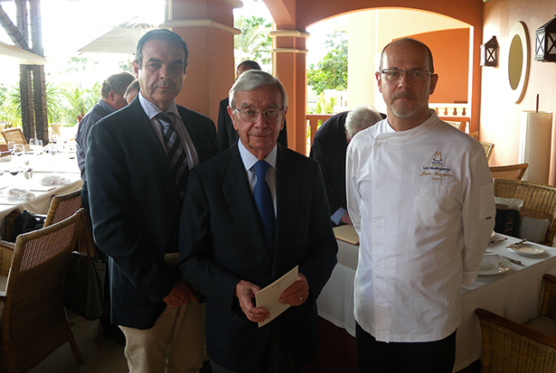 Ansón, en el centro, durante su visita a Tenerife, acompañado de José Luis Zubieta y el chef Jesús González | Foto: J.L.C.