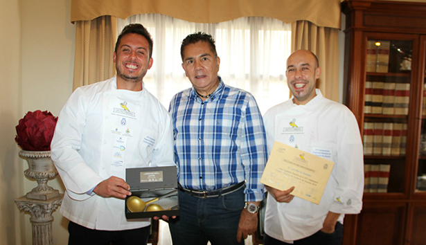 El alcalde de Adeje, José Miguel Rodríguez Fraga con Jorge Peñate Batista y a Luis Martín González, cocineros del gran hotel Bahía del Duque