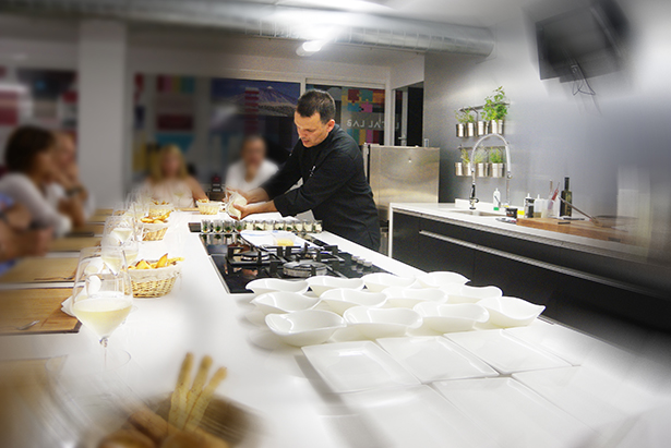 Juan Carlos Clemente prepara la cena delante de sus comensales | Foto: J.L.C.
