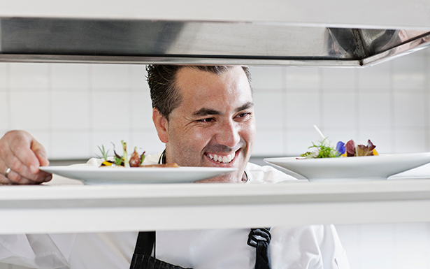 Lázaro Rodríguez, sonriente en las cocinas de El Patio