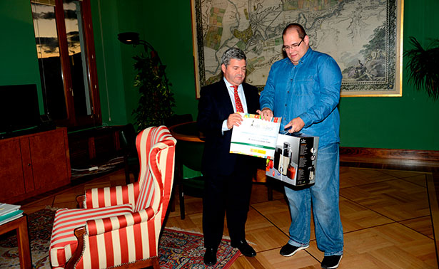 Fernando Burgaz entrega el premio al ganador,  José Luis Adán chef y profesor de cocina del Centro Superior de Hostelería Mediterráneo de Pinto