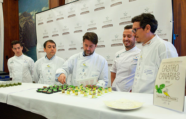 José Manuel Bermúdez, Carlos Alonso y Jesús Morales hacen sus pinitos bajo la atenta mirada del chef Jorge Peñate