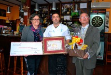 El propietario de la Taberna Tres J recibe el primer premio de la Ruta de la Tapa