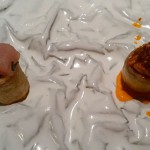 Cilindros de papas negras con mojo, uno de barrilote ahumado y otro de cochino negro | Foto: J.L.C.