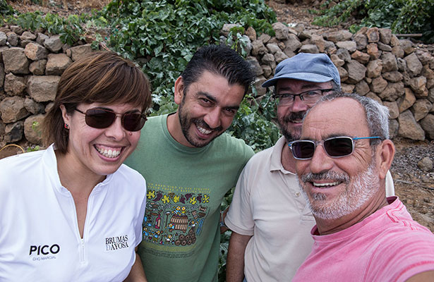 Los autores durante su recorrido por viñas de la cumbre del valle de Güímar, en compañía de Patricia Perdomo, de la bodega comarcal
