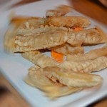 ‘Calçots’, en esta ocasión preparados en tempura y acompañados de una ligera salsa romesco | Foto: J.L.C.