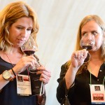 Dos asistentes a Vinófilos catan los vinos | Foto: Sergio Méndez