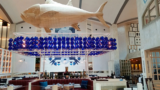 La escultura de un pescado sobrevuela el restaurante marino | Foto: J.L.C.