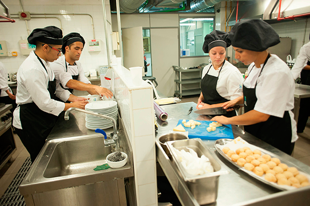 Los alumnos del Hotel Escuela de Santa Cruz preparan el menú | Foto: Fran Pallero