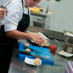 Una de las alumnas del Hotel Escuela durante los preparativos del menú | Foto: Fran Pallero