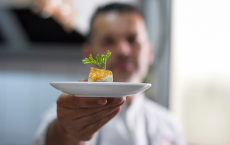 El chef Juan Carlos Clemente muestra un plato elaborado con peto