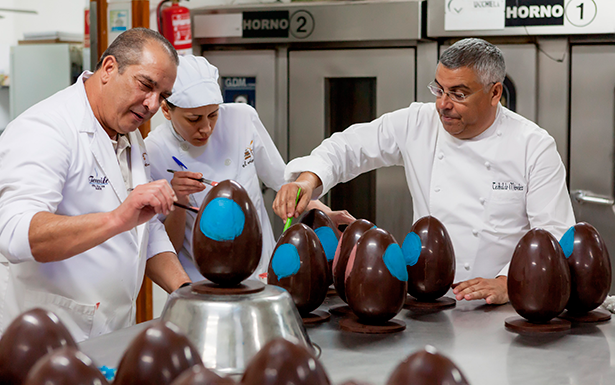 Teobaldo Méndez (d) y Fernando Álamo, trabajando en una colección de huevos de pascua