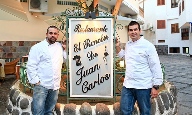Juan Carlos y Jonathan Padrón posan delante de su restaurante