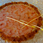 Carpaccio de camarón soldado cortado en láminas finas, aliñado con aceite del propio crustáceo y bordeado con una cebolla confitada | Foto: J.L.C.