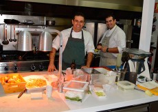 Juan Carlos, con su hermano Jonathan, en la cocina | Foto: J.L.C.