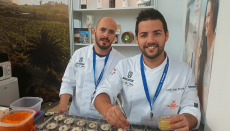 Víctor Suárez e Isaac Acosta preparan la degustación | Foto: J.L.C.