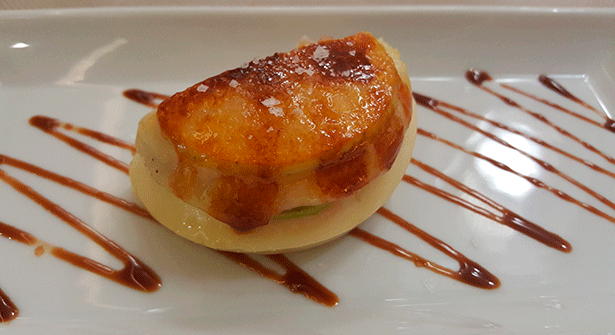 Milhojas caramelizadas de foie mi-cuit, manzana y queso ahumado chistorra | Foto: J.L.C.