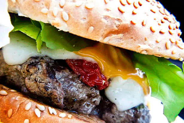 De momento no se comercializan hamburguesas enriquecidas con calcio | Foto: Thomás