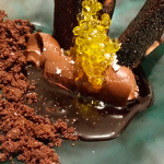 Chocolate en varias texturas acompañado de una tostada y caviar de aceite | Foto: J.L.C.