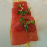 Atún a modo de sashimi, con toques agrios y picantes, chipotle canario y arbequina | Foto: J.L.C.