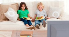 Comer delante de la tele es otro problema a la hora de disfrutar de la comida | Foto: serpadres.com