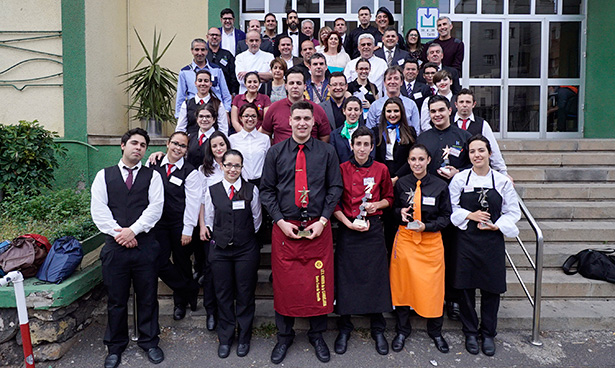 Foto de familia con todos los participantes en la competición, por fuera del IES Virgen de la Candelaria.