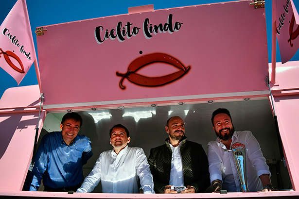 José Manuel Bermúdez, Alfonso Cabello, Armando Saldanha y David Santana posan en una de las Food Truck