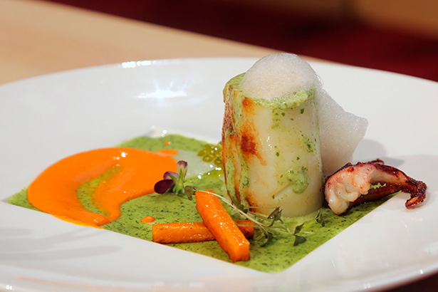 El plato ganador: calamar relleno de bacalao con salsa de berros en textura 