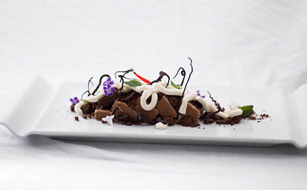 Brownie de chocolate al 70%, mousse de chocolate con leche, crema montada de chocolate blanco y crujiente de cacao | Foto: Javier Marrero