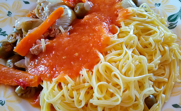 Plato de espagueti con verduras y tomate | Foto: J.L.C.