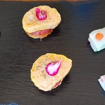 Esponja de guanábana con sal de cítricos; tatín de manzana de agua y foie, y mini roll de mamey colorado | Foto: M. Villalba