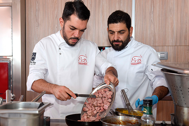 El chef Diego Laureano Schattenhofer con su equipo de cocina y sala, demostraron en un showcooking las singularidades gustativas y aromáticas | Foto: Sergio Méndez