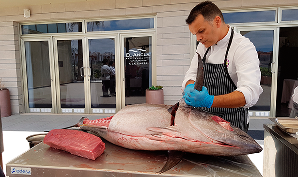 El chef Juan Carlos Clemente, durante el ronqueo de un atún | Foto: J.L.C.