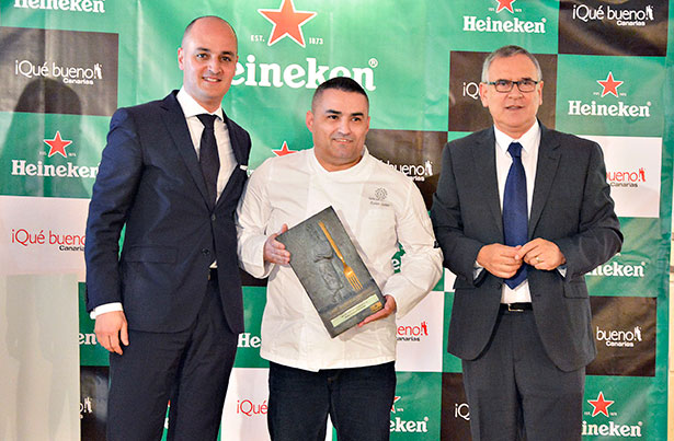Rubén Cabrera, chef de La Cúpula, recibe el premio como mejor cocinero de Canarias