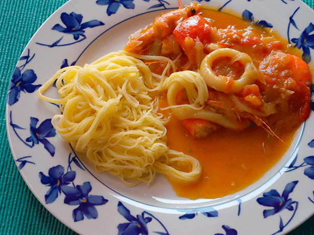 Espagueti con calamares y gambas | Foto: J.L.C.
