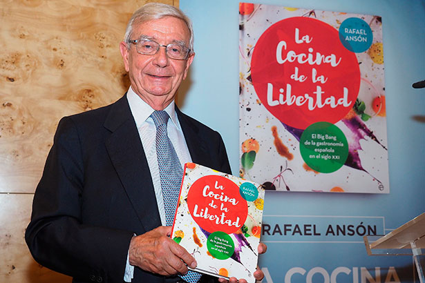 Rafael Ansón, presidente de la Real Academia de Gastronomía, posa con su libro | Foto: Sergio Méndez