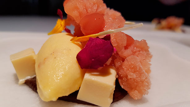 Crema de ciruelas pasas, helado de mandarina, flan de cardamomo, granizado de guayaba y pétalo de rosa | Foto: J.L.C.