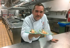El chef Thomas Leeb con el plato que degustaron los Reyes